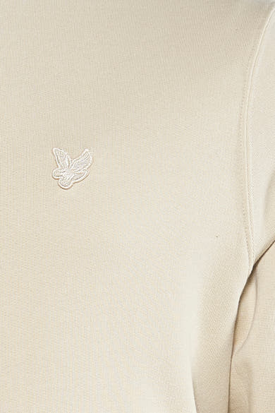 Sweat-shirt écru de LYLE & SCOTT, avec un logo brodé discret sur la poitrine, texture maille fine.