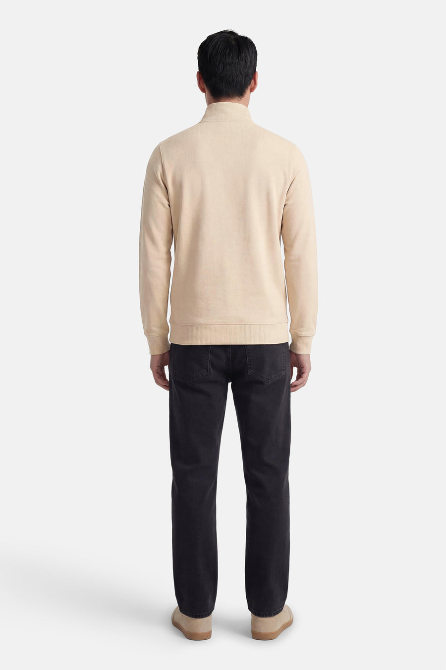 Beige sweater met opstaande kraag van LYLE & SCOTT, gedragen met een zwarte jeans en crèmekleurige schoenen, achterzicht.