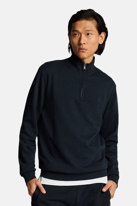 Blauwe sweater met opstaande kraag van LYLE & SCOTT, met een zichtbare witte T-shirtrand onderaan en een opvallende achterkant.