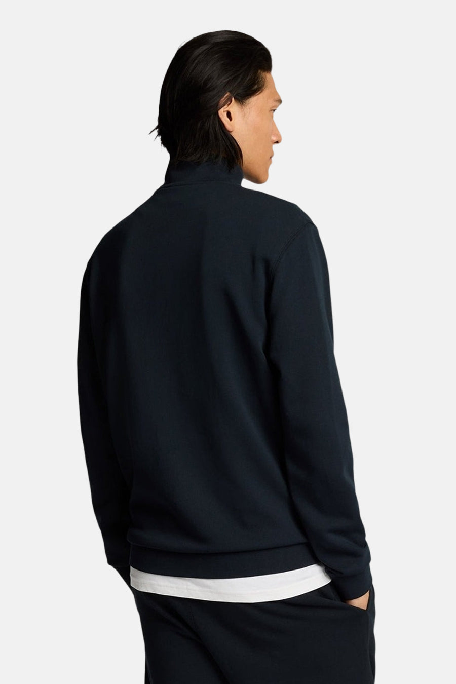 Sweat bleu col montant de LYLE & SCOTT, avec une bordure de t-shirt blanc visible en bas et le dos mis en évidence.
