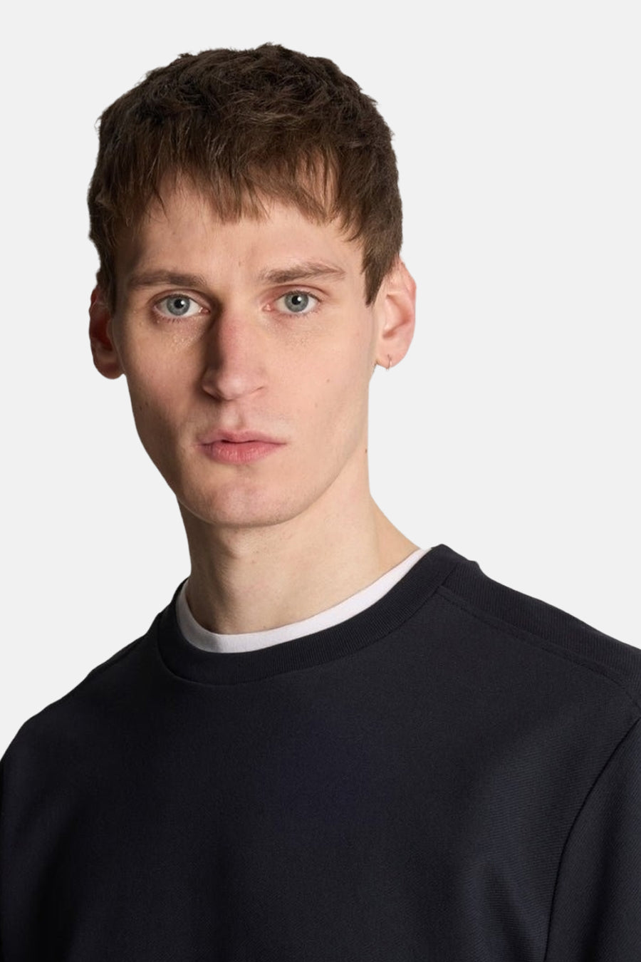 Sweat col montant bleu de LYLE & SCOTT, avec un col rond blanc visible.