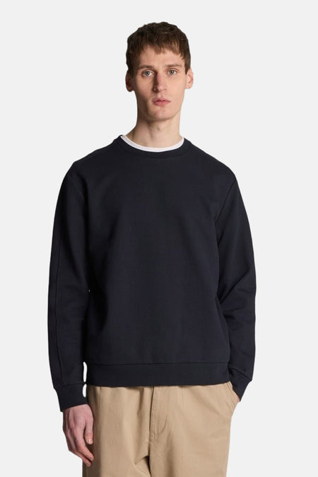 Blauwe sweater van LYLE & SCOTT, met een ronde hals en lange mouwen, gedragen met een beige broek.
