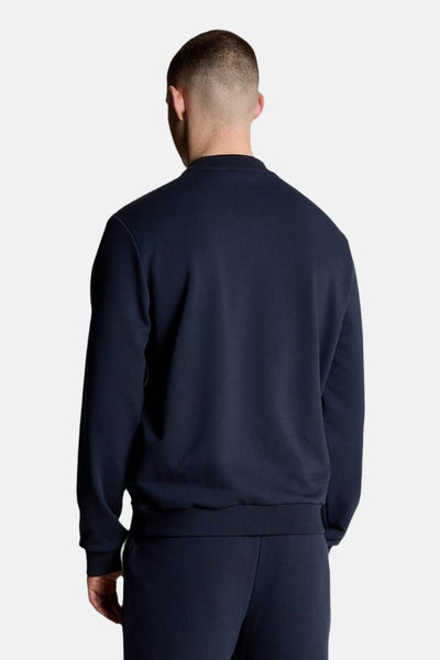 Sweat-shirt bleu de LYLE & SCOTT, vue arrière, en molleton uni avec une coupe classique.
