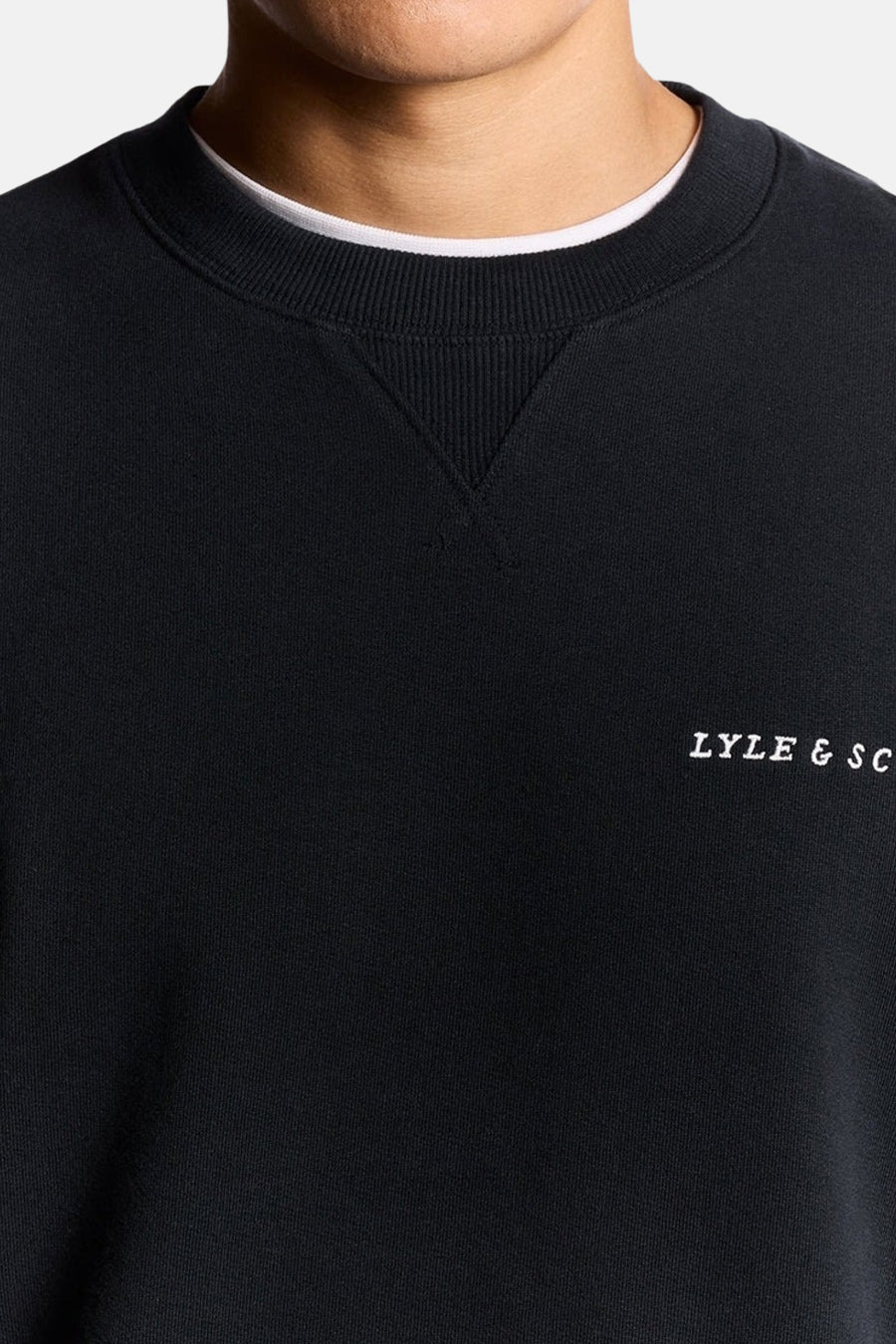 Donkerblauwe sweater van LYLE & SCOTT, met ronde hals en geribbelde V-detail.