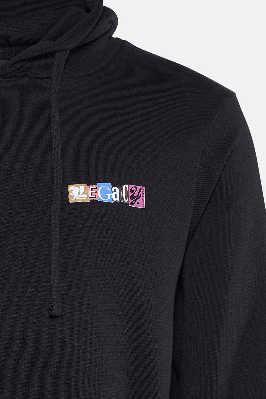 Sweat à capuche noir par Lyle & Scott, orné d'un logo « Legacy » multicolore découpé, avec cordon de serrage.
