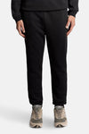 Zwarte joggingbroek van LYLE & SCOTT, effen textiel met een hand op het dijbeen.