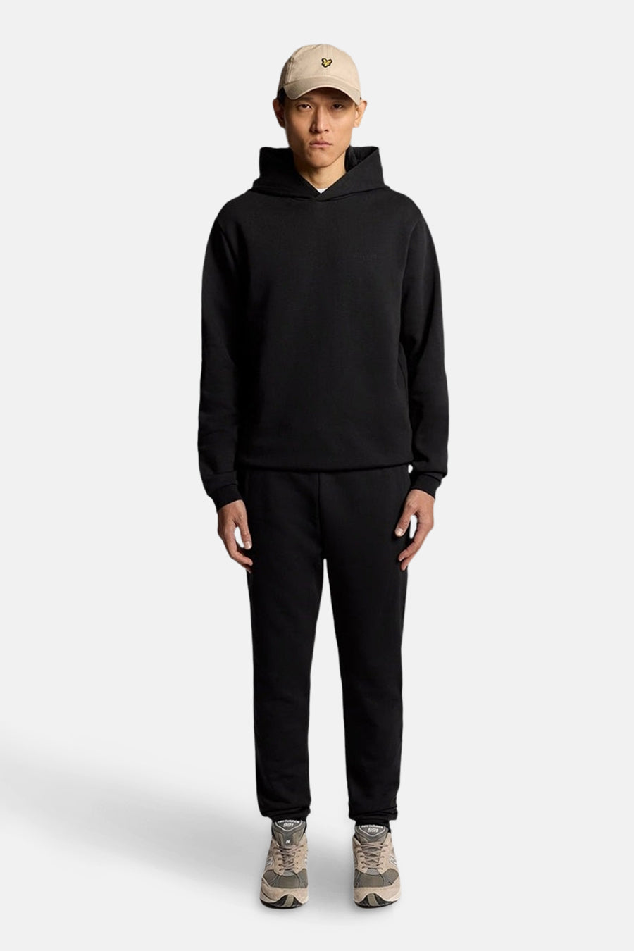 Zwarte joggingbroek van LYLE & SCOTT, gedragen met een zwarte hoodie en neutrale sneakers.