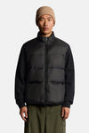 Veste de pluie noire de Lyle & Scott avec manches longues et fermeture éclair sur un homme portant un bonnet.