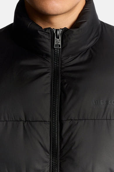 Veste de pluie noire par LYLE & SCOTT avec fermeture éclair sur le devant.