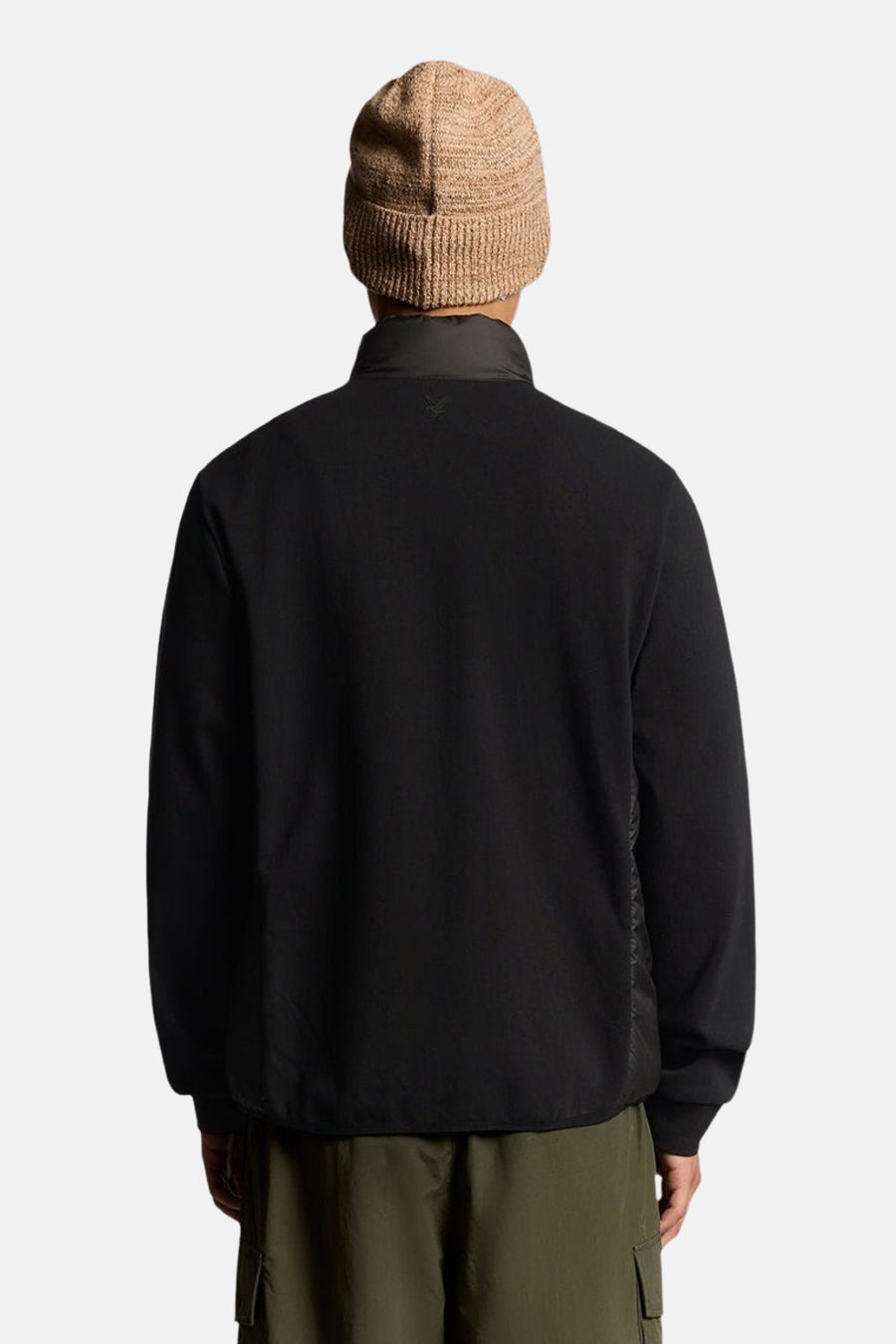 Veste de pluie noire par LYLE & SCOTT, vue de dos avec un bonnet beige.