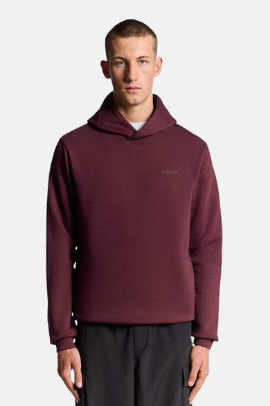 Bordeaux hoodie van Lyle & Scott, met een sjaalkraag en een zichtbaar wit T-shirt.