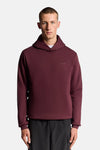 Bordeaux hoodie van Lyle & Scott, met een sjaalkraag en een zichtbaar wit T-shirt.