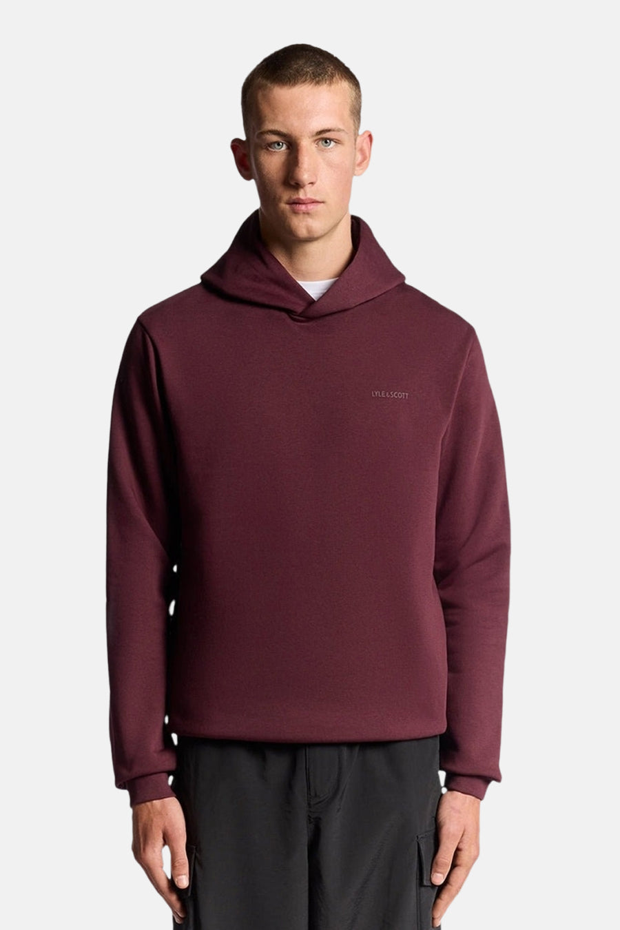 Bordeaux hoodie van Lyle & Scott, met een sjaalkraag en een zichtbaar wit T-shirt.