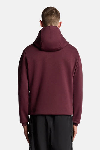 Bordeaux hoodie van LYLE & SCOTT, achterkant, gedragen met een zwarte broek.