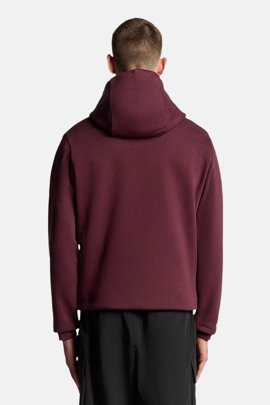 Bordeaux hoodie van LYLE & SCOTT, achterkant, gedragen met een zwarte broek.