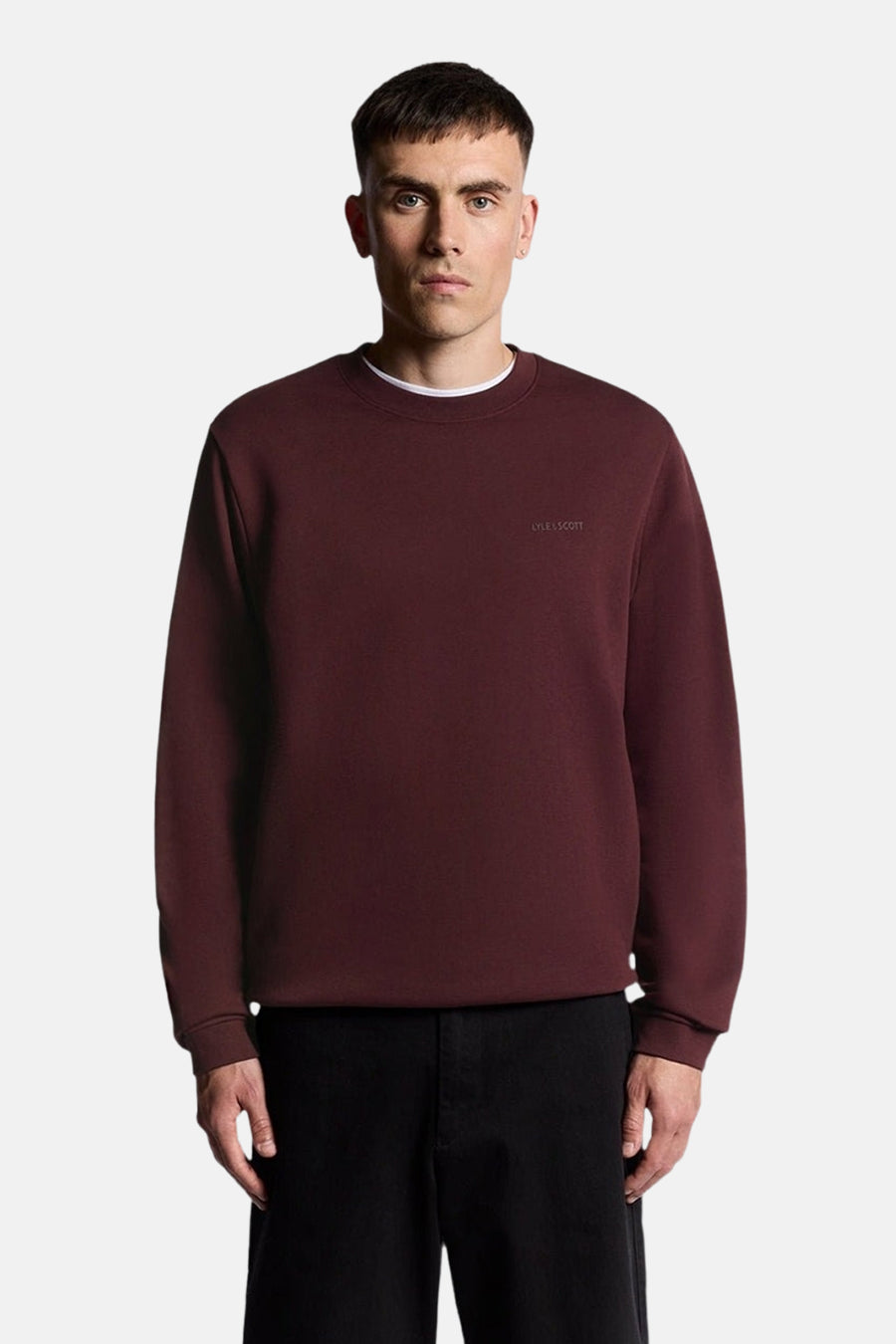 Bordeaux Lyle & Scott sweatshirt met zichtbare witte ronde hals.
