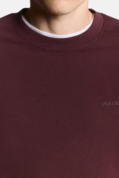 Sweat-shirt bordeaux de Lyle & Scott avec un col ras du cou blanc apparent.