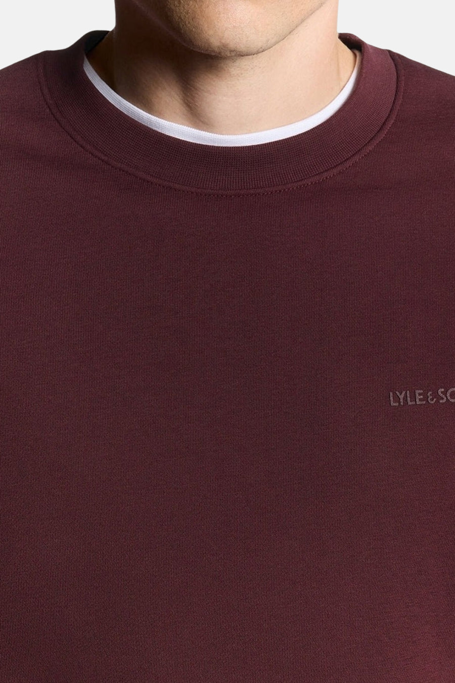 Sweat-shirt bordeaux de Lyle & Scott avec un col ras du cou blanc apparent.