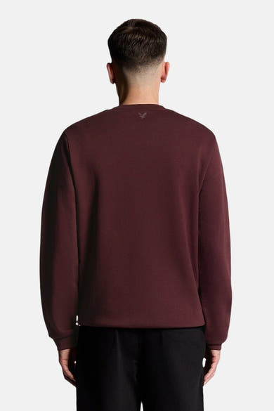 Bordeaux sweatshirt van LYLE & SCOTT, van achteren gezien, gedragen met een zwarte broek.