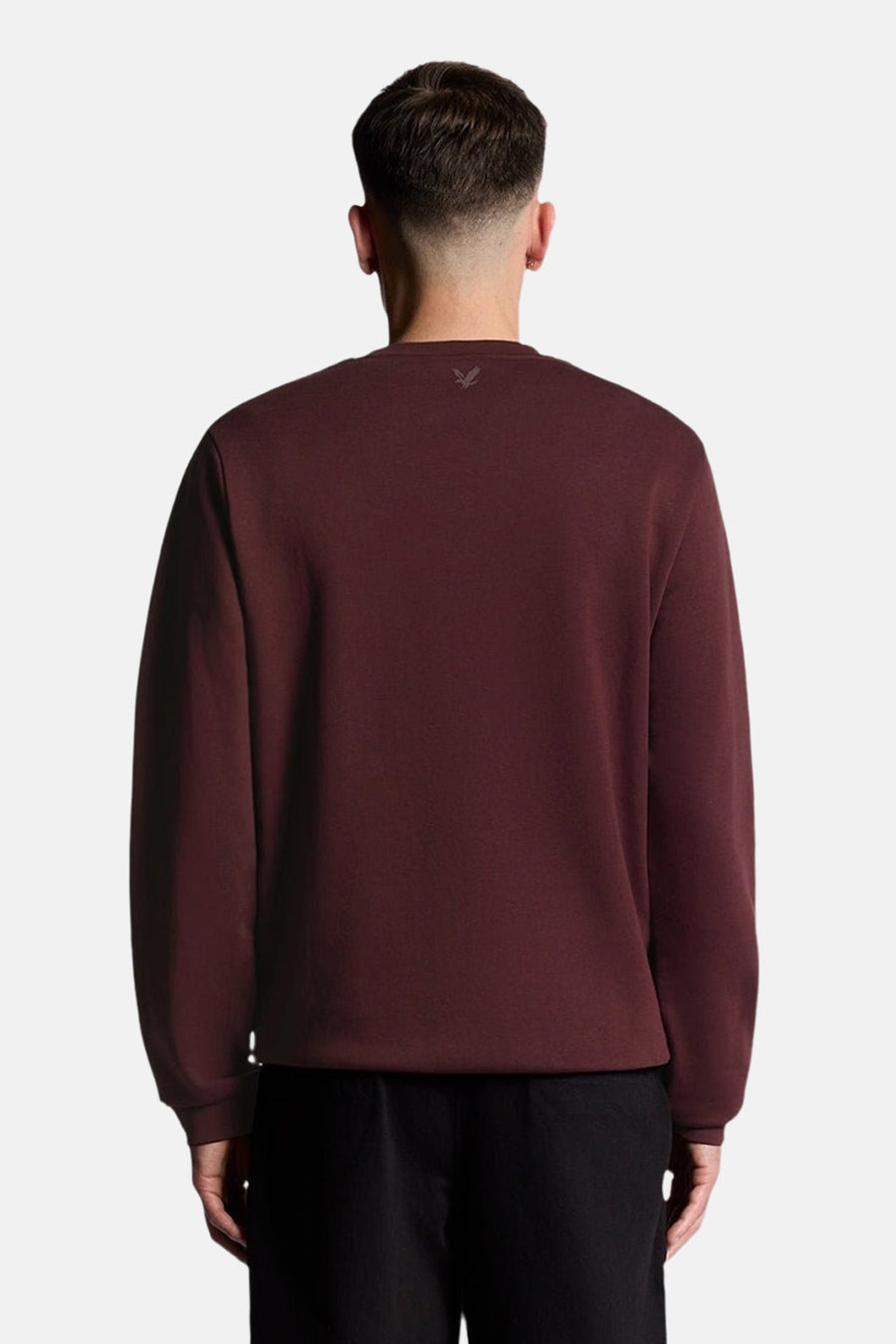 Bordeaux sweatshirt van LYLE & SCOTT, van achteren gezien, gedragen met een zwarte broek.