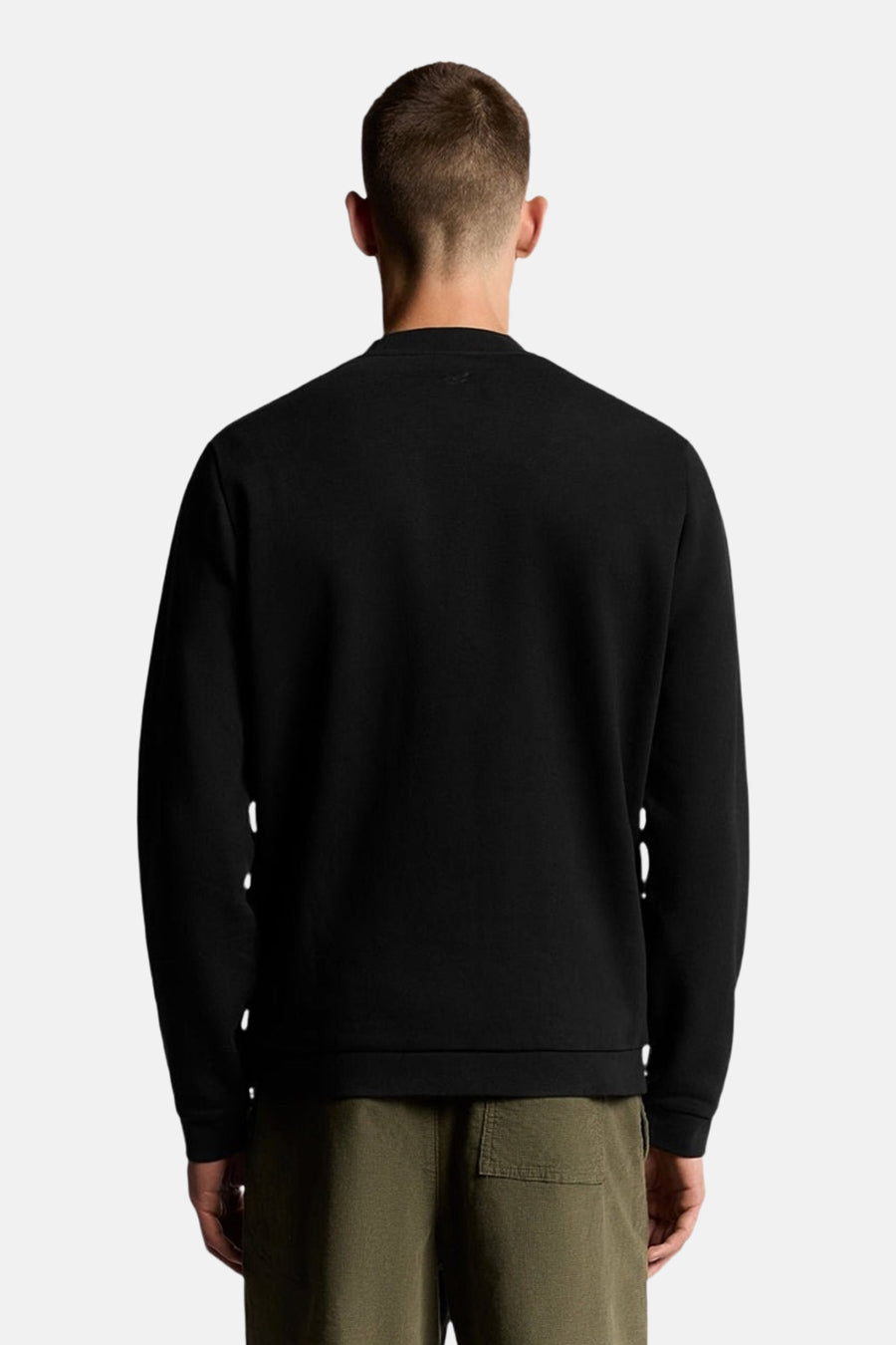 Zwart sweatshirt van LYLE & SCOTT, van achteren getoond, gedragen met een kaki broek