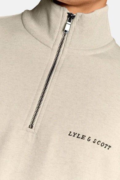 Sweat col montant écru de LYLE & SCOTT, avec une fermeture éclair sur le devant.
