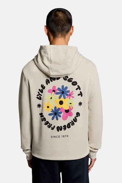 Sweat à capuche écru de LYLE & SCOTT avec un grand imprimé circulaire de fleurs colorées et le texte "Fresh Garden Since 1874" au dos.