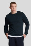 Blauwe sweater van LYLE & SCOTT, met ronde hals en discreet logo op de borst.