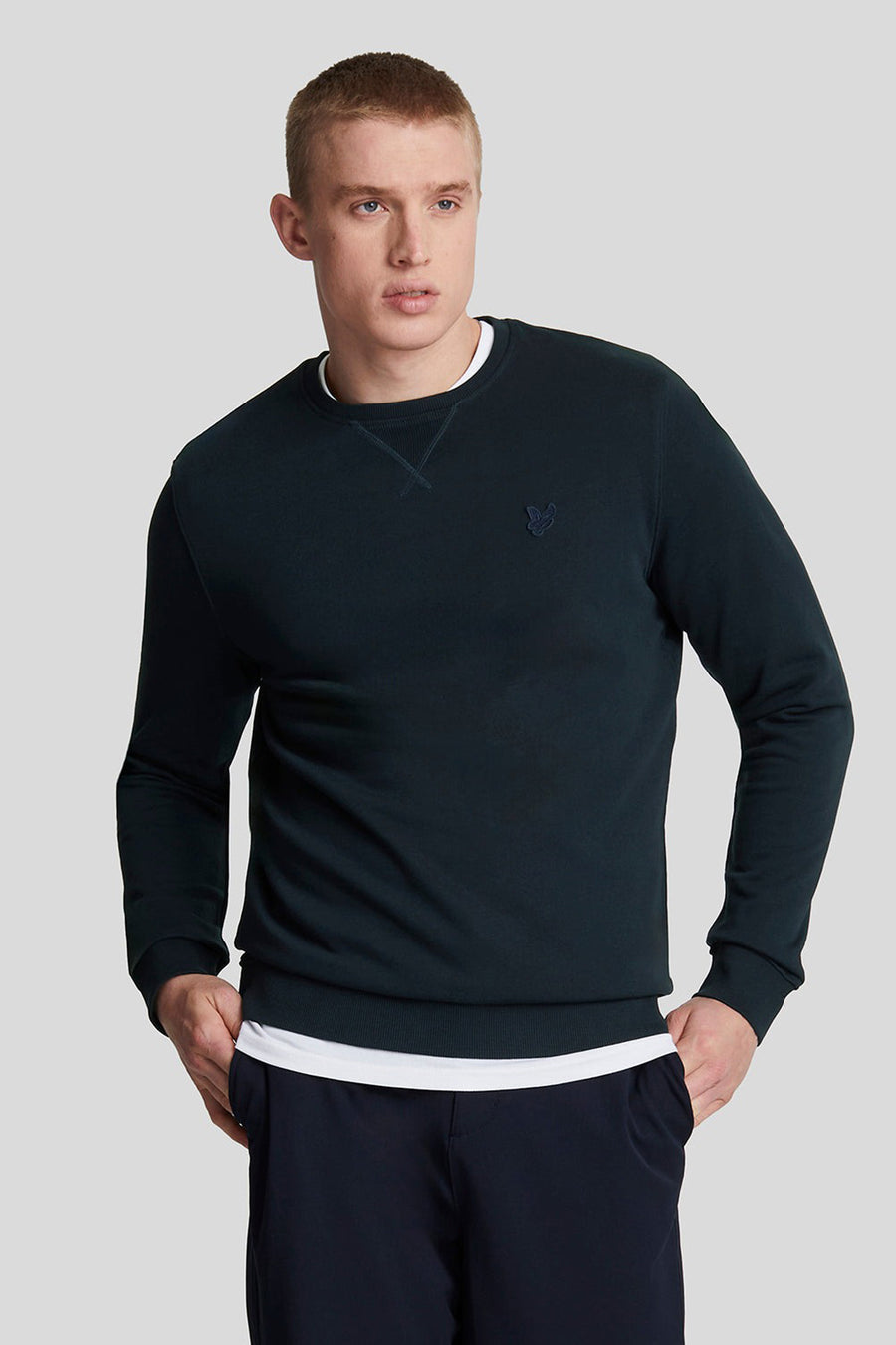 Blauwe sweater van LYLE & SCOTT, met ronde hals en discreet logo op de borst.