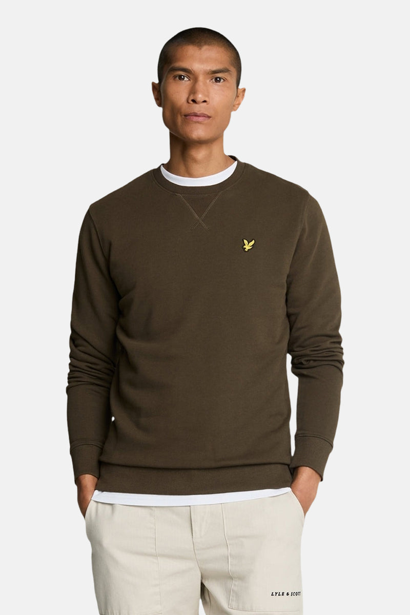 Sweat-shirt kaki de Lyle & Scott, porté avec un t-shirt blanc et un pantalon beige.