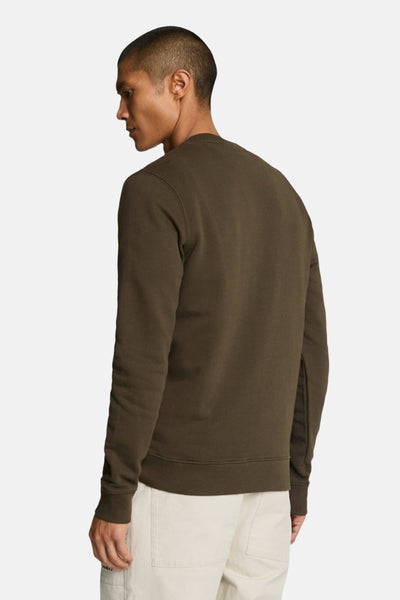 Sweat-shirt kaki de LYLE & SCOTT, vu de dos, porté avec un pantalon clair.