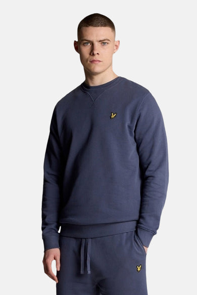 Sweat-shirt bleu à col rond de Lyle & Scott, avec logo brodé sur la poitrine et assorti à un pantalon de survêtement.