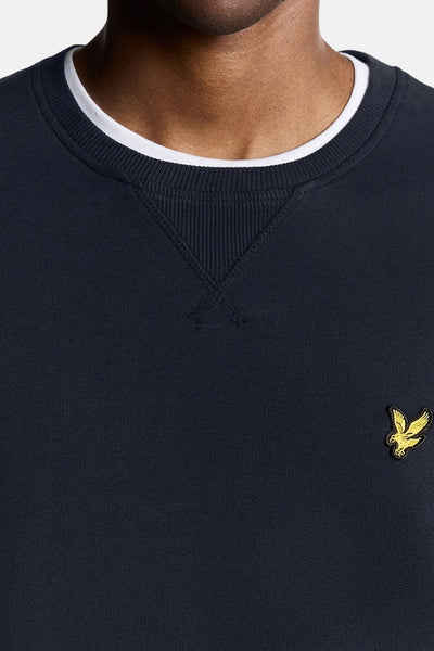 Sweat-shirt bleu marine de LYLE & SCOTT, avec col rond blanc apparent et logo brodé.