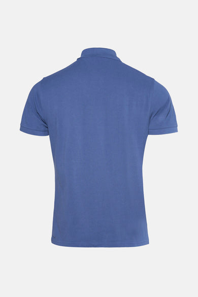 Blauwe polo met korte mouwen van BARBOUR, achtergezicht, met piquétextuur en klassieke kraag.