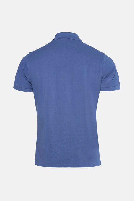 Blauwe polo met korte mouwen van BARBOUR, achtergezicht, met piquétextuur en klassieke kraag.