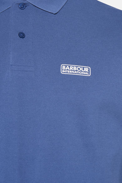 Polo bleu à manches courtes de Barbour International, avec le logo de la marque visible.