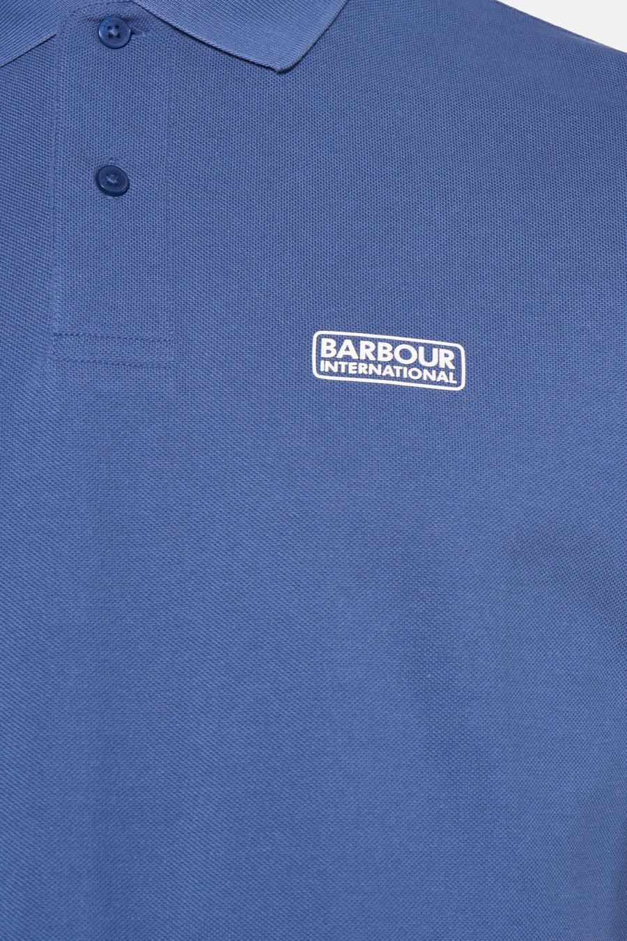 Polo bleu à manches courtes de Barbour International, avec le logo de la marque visible.
