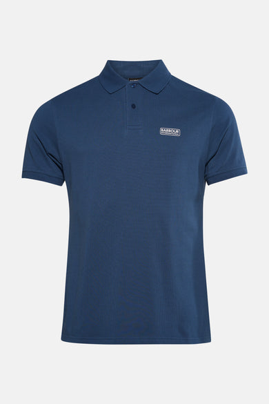 Blauwe polo met korte mouwen van BARBOUR, in piquébreiwerk, van achteren gezien.