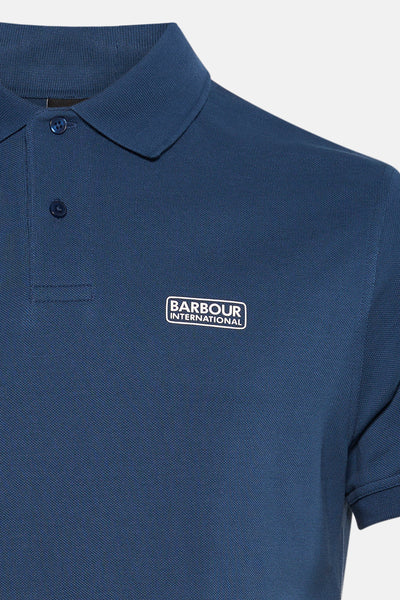 Blauw poloshirt met korte mouwen van Barbour International met wit logo op de voorkant.