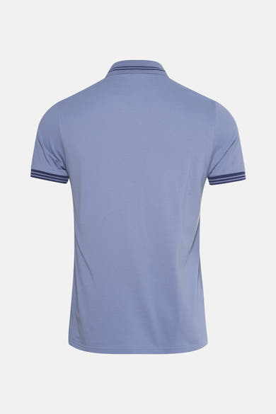 Polo bleu à manches courtes de BARBOUR, avec rayures sur le col et les manches, vue arrière.