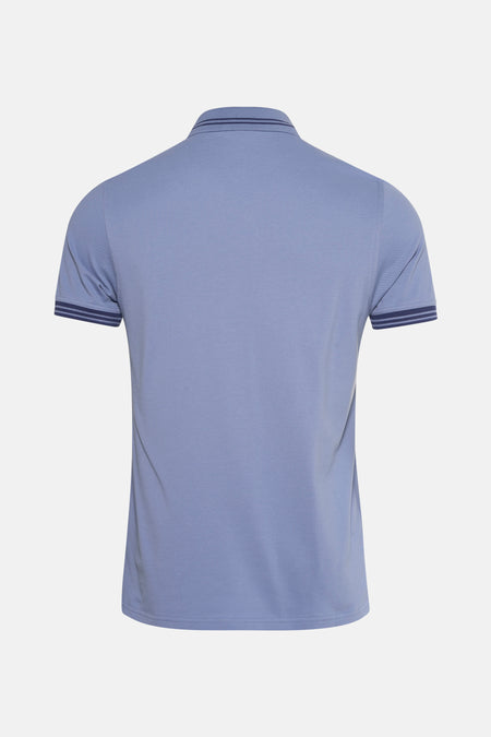 Blauwe polo met korte mouwen van BARBOUR, met strepen op de kraag en mouwen, achterzicht.