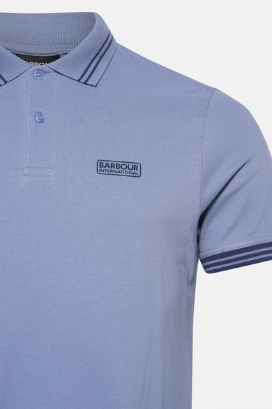 Polo bleu à manches courtes de Barbour International, avec rayures marine au col et aux manches.