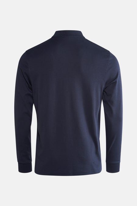 Blauwe polo met lange mouwen van Barbour, achterzicht, op een effen witte achtergrond.