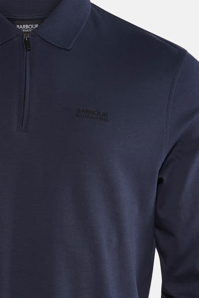 Blauwe polo met lange mouwen van Barbour, met een ritssluiting tot halverwege en een logo op de borst.