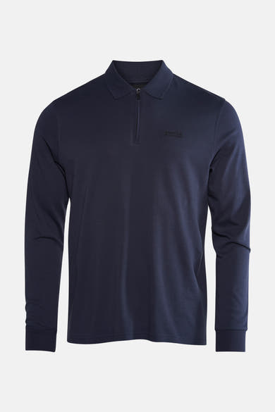 Blauwe Barbour polo met lange mouwen, gedeeltelijke ritssluiting en toon-op-toon geborduurd logo.