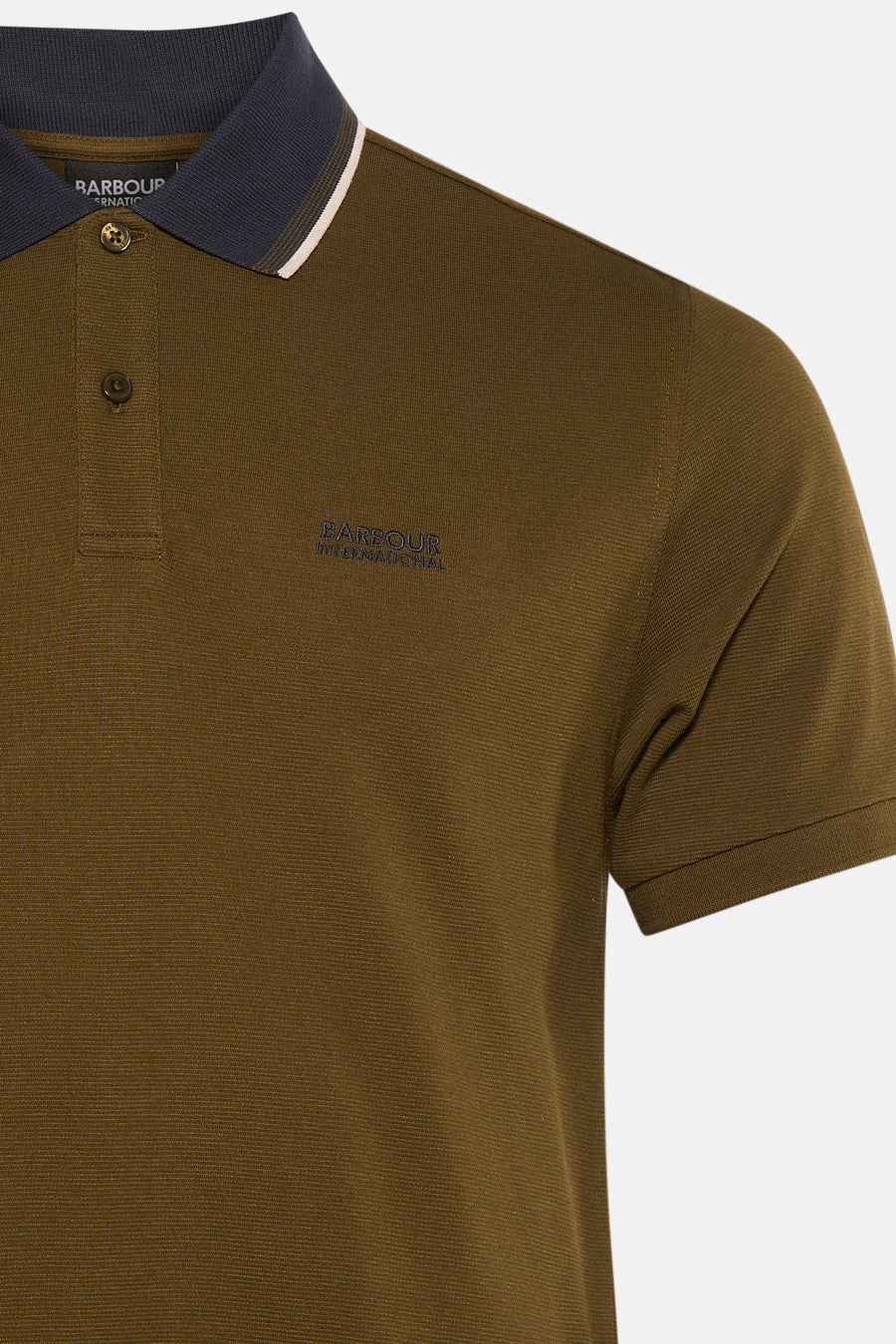 Kaki poloshirt met korte mouwen van Barbour International, met een marineblauwe contrasterende kraag en twee knopen.