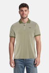 Polo vert de BARBOUR, à fines rayures, avec col et bords de manches vert foncé, porté par un homme.