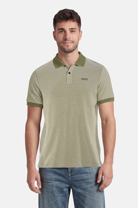 Groen POLO van BARBOUR, met fijne strepen, met donkergroene kraag en mouwboorden, gedragen door een man.