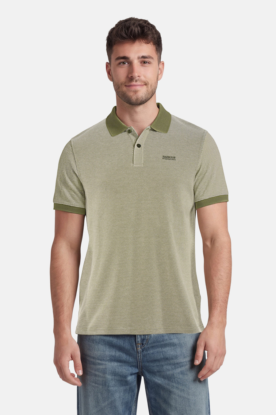 Polo vert de BARBOUR, à fines rayures, avec col et bords de manches vert foncé, porté par un homme.