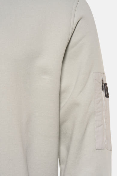 Sweat vert de BARBOUR, avec une poche zippée sur la manche.